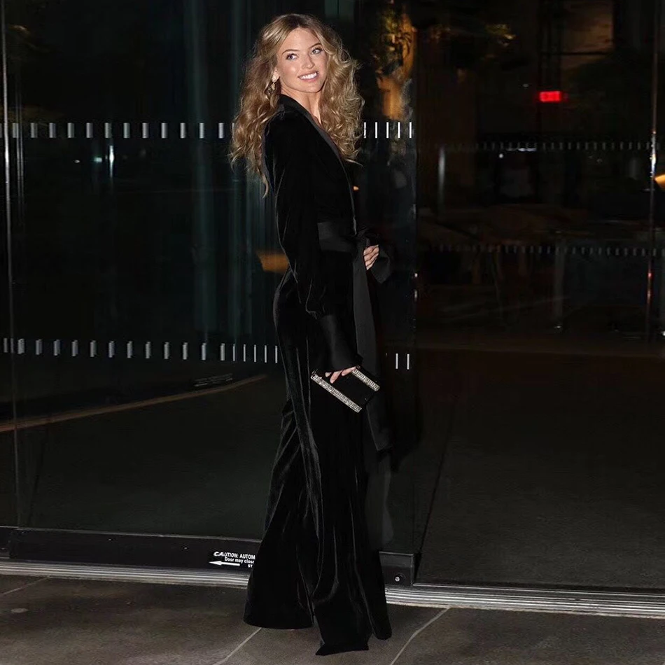 Женский комбинезон с длинным рукавом черный треугольным вырезом и бантом