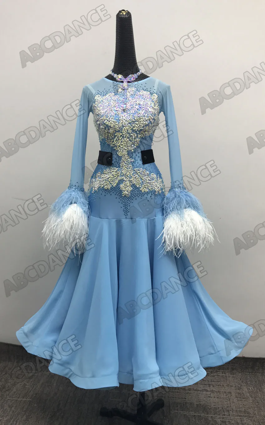 Бальное платье для бальных танцев светло-голубое с перьями соревнований |