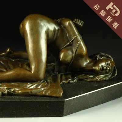 Сексуальная эротическая скульптура обнаженная девушка провокационная поза