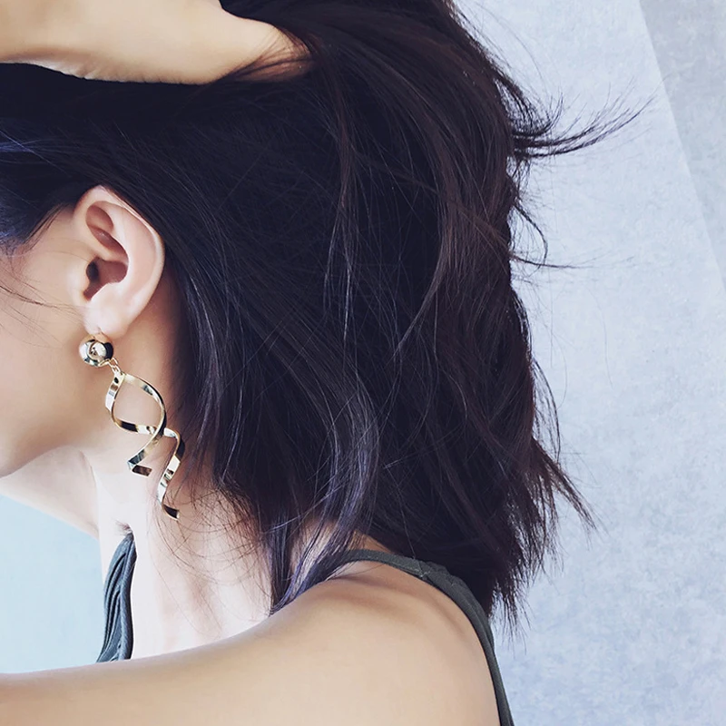 Женские серьги-подвески золотистого цвета с изогнутой асимметричной подвеской |