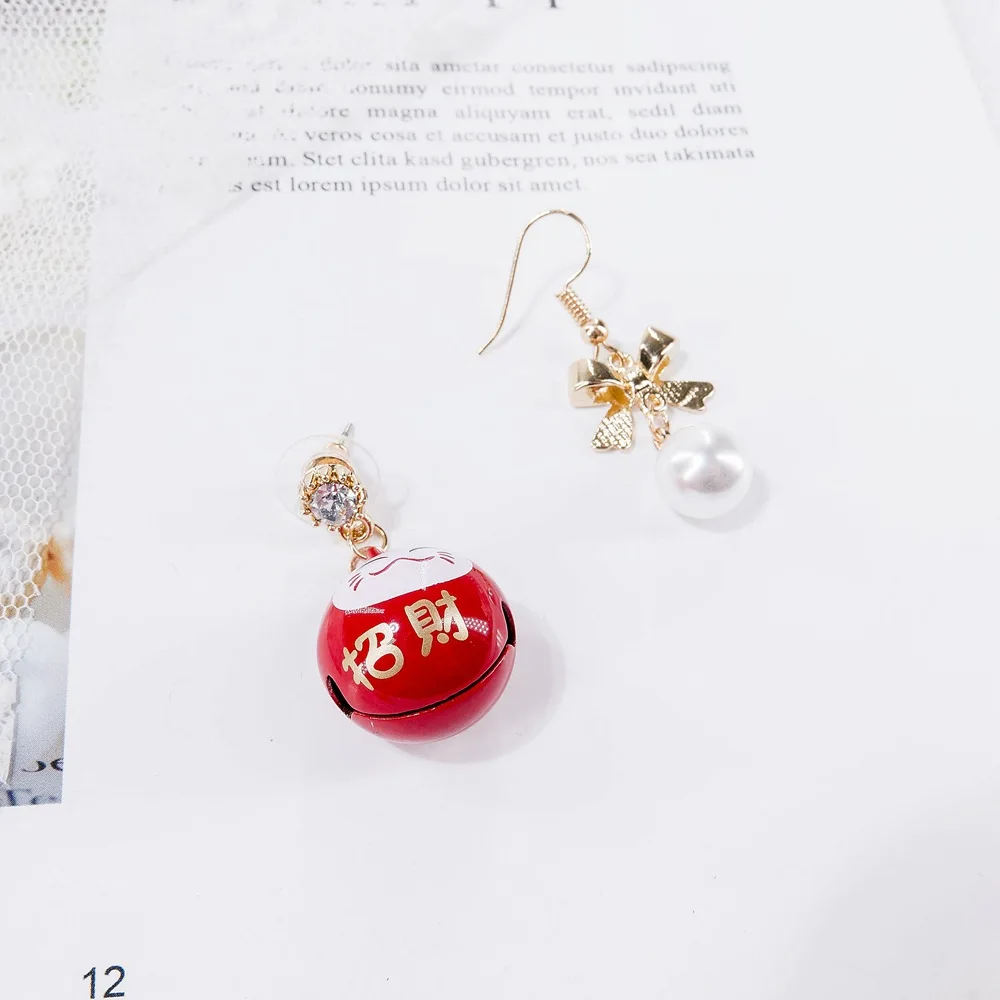 Необычные серьги гвоздики Maneki Neko асимметричные с кисточками и искусственным