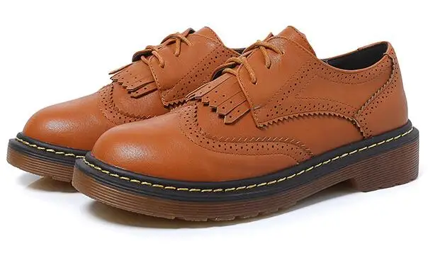 Женская кожаная обувь на плоской подошве с кисточками шнурках резным узором в