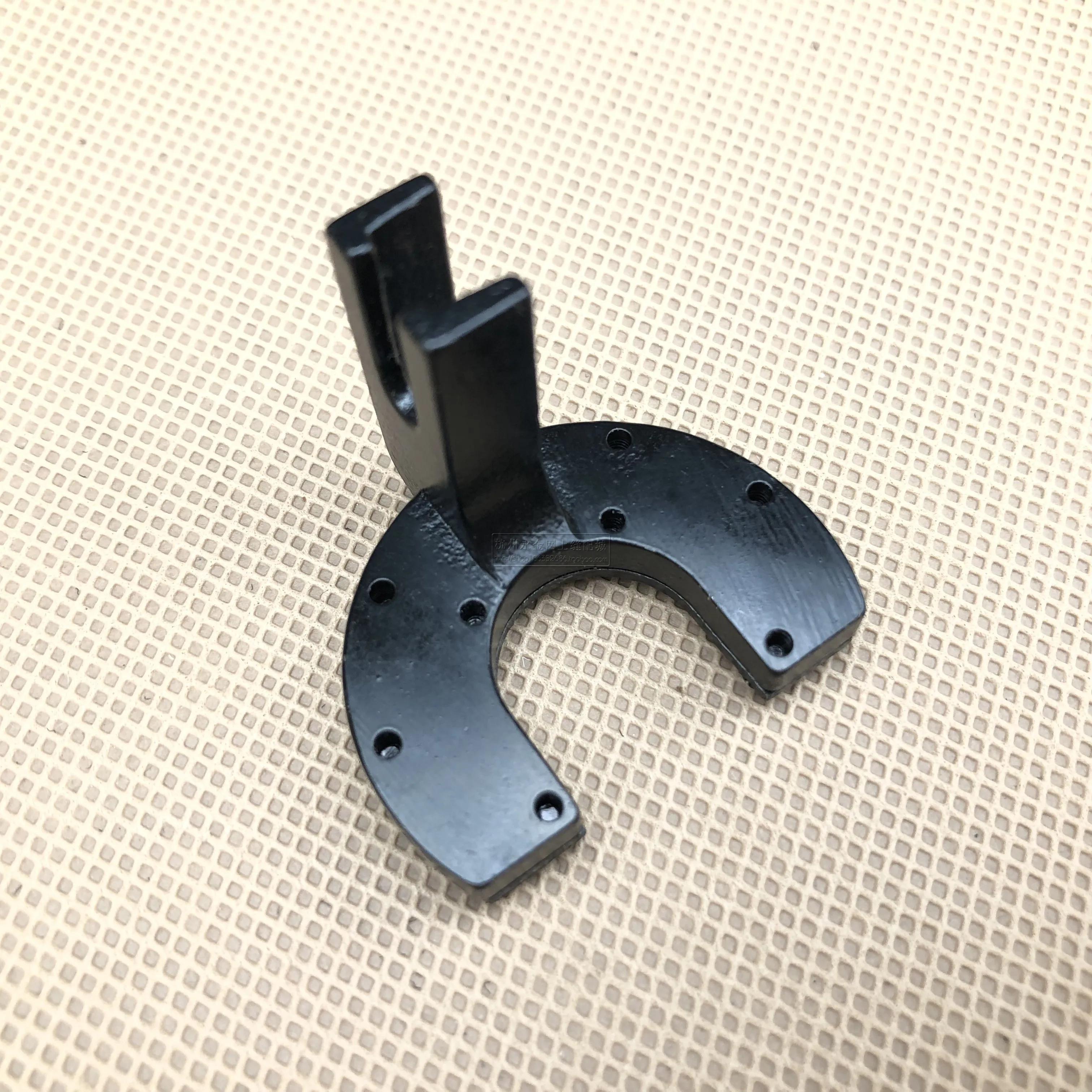 

Garment template machine, roller presser foot, 360 degree rotating long arm burr group