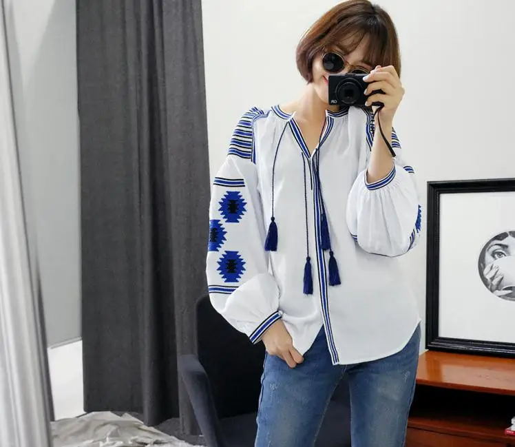 Богемная блузка в стиле бохо с длинным рукавом и v-образным вырезом белая синяя