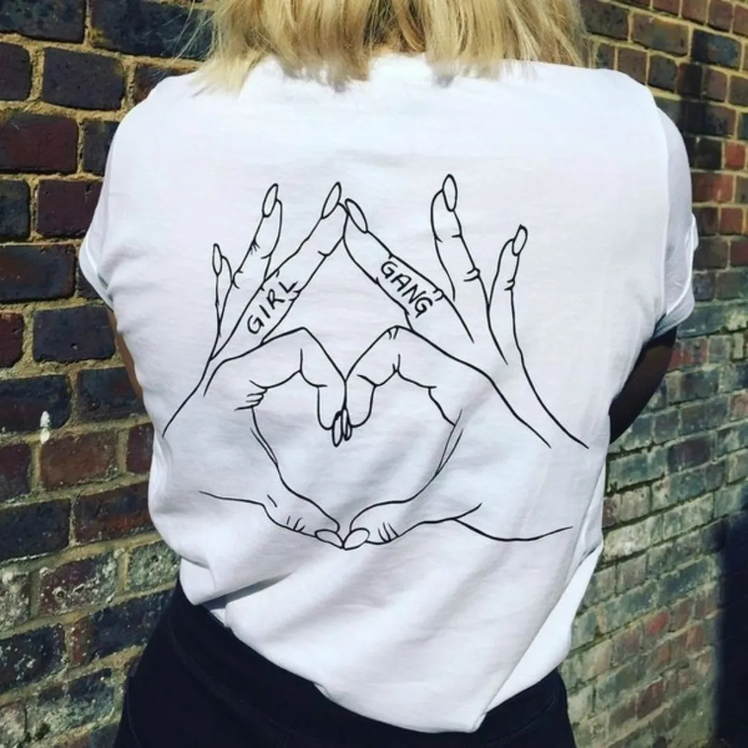 

Женская футболка с принтом и надписью «Hand Sign Back»