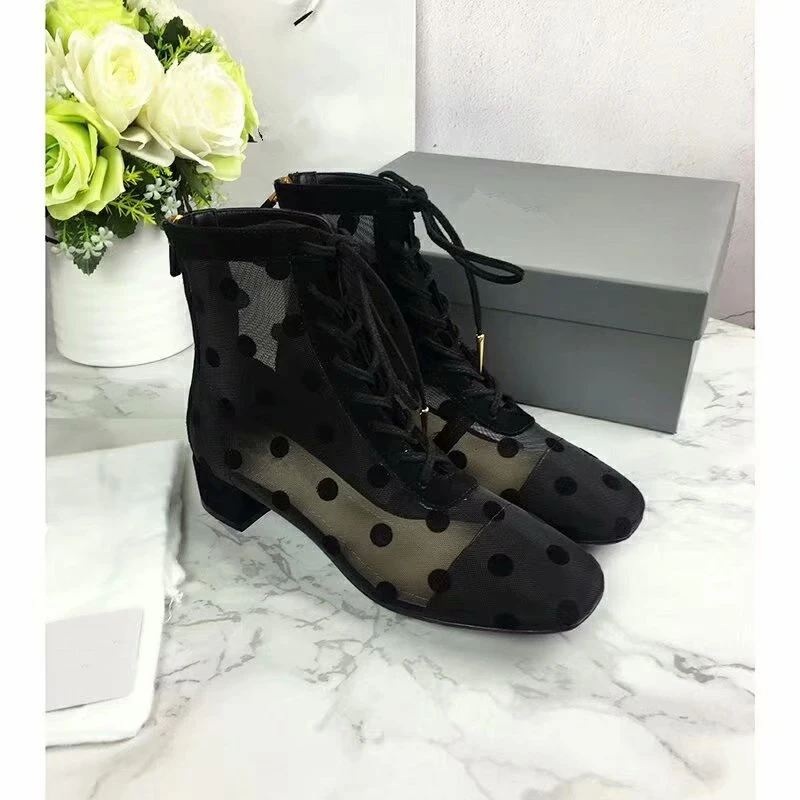 Пикантные женские ботильоны черного цвета с модным принтом оборками на шнуровке
