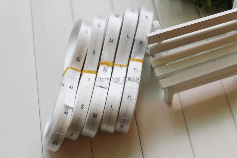 Высококачественная этикетка для размера атласа из полиэстера 500 шт./рулон/размер