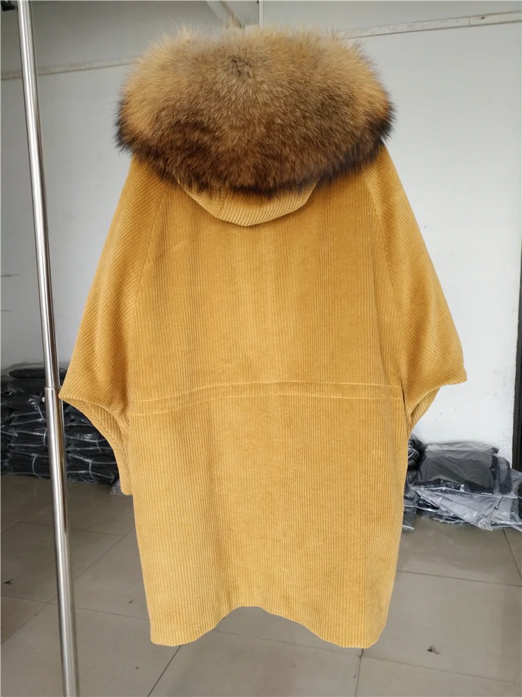 Женская Вельветовая куртка на меху с большим воротником из натурального меха