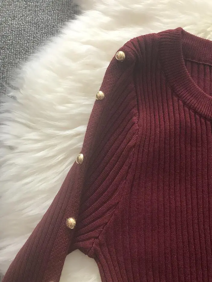 Женское трикотажное платье-макси с длинным рукавом и заклепками осенне-зимнее