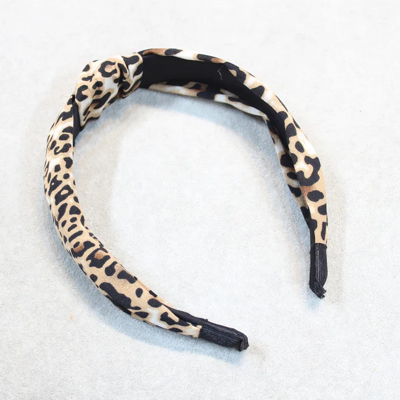 Модная ободок с леопардовыми пятнами для женщин.