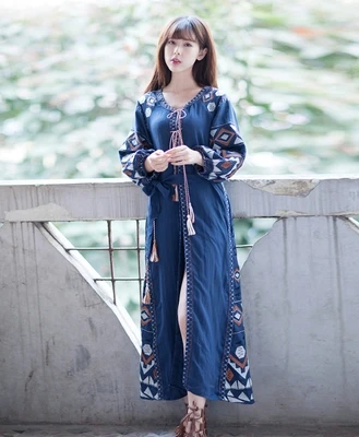 Украинское женское платье льняное макси с вышивкой рукавом-помпоном и