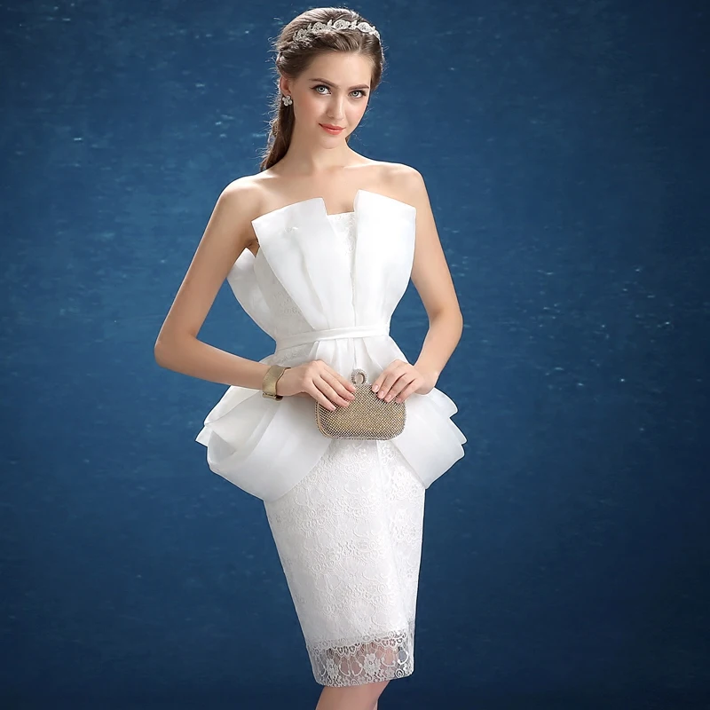 Соблазнительное прямое атласное платье до колена с открытыми плечами и