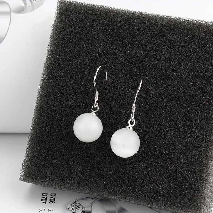 Женские серьги в виде белых шариков диаметром 10 мм|Серьги-подвески| |