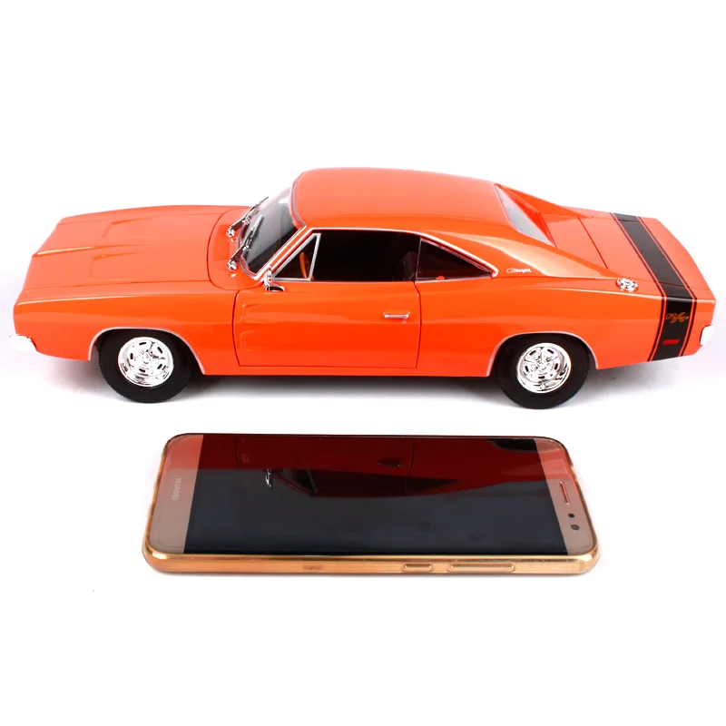Машина Dodge Charger RT 1969 черного цвета с оранжевыми полосами, масштаб 1:18, модель из литого металла, размеры 290*105*75 мм, роскошный автомобиль для коллекционирования для мужчин 31387.