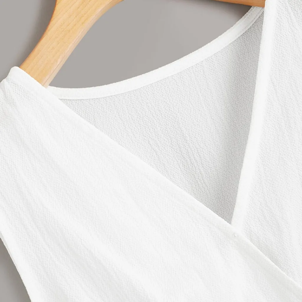 Женский однотонный топ без рукавов белый на бретельках с треугольным вырезом и