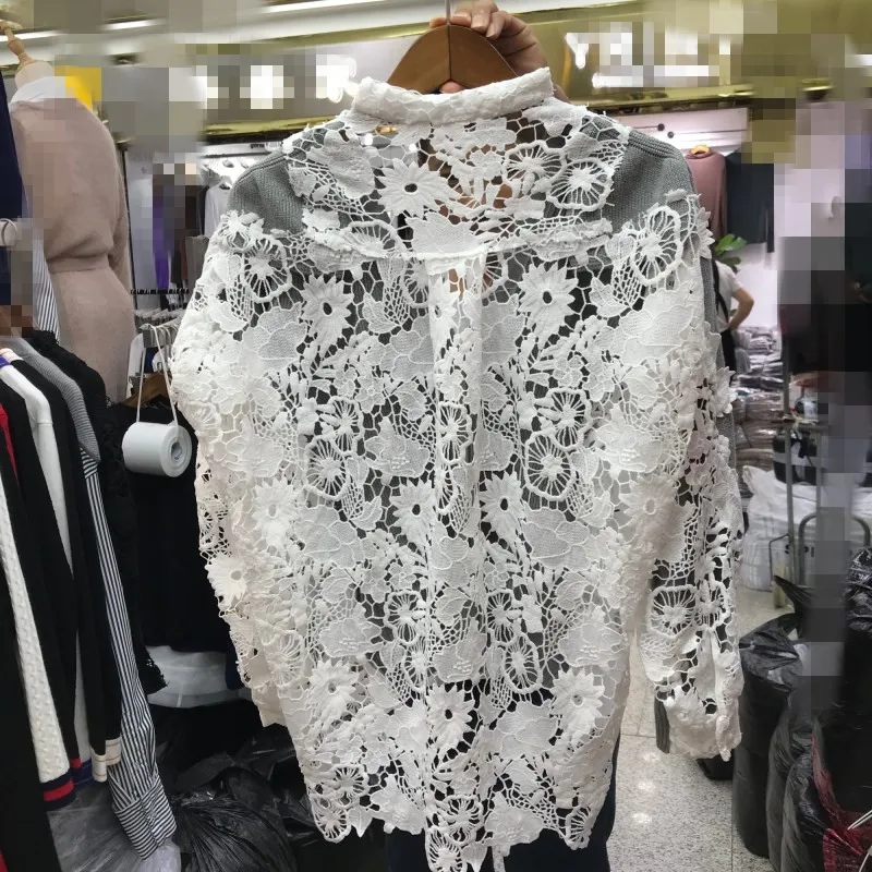 Женский трикотажный свитер серый с длинным рукавом и треугольным вырезом