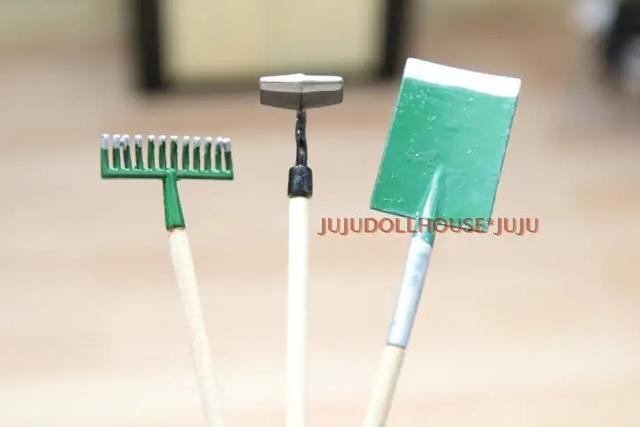 

MINI Dollhouse Siwan clay scene with a green short handle tool set