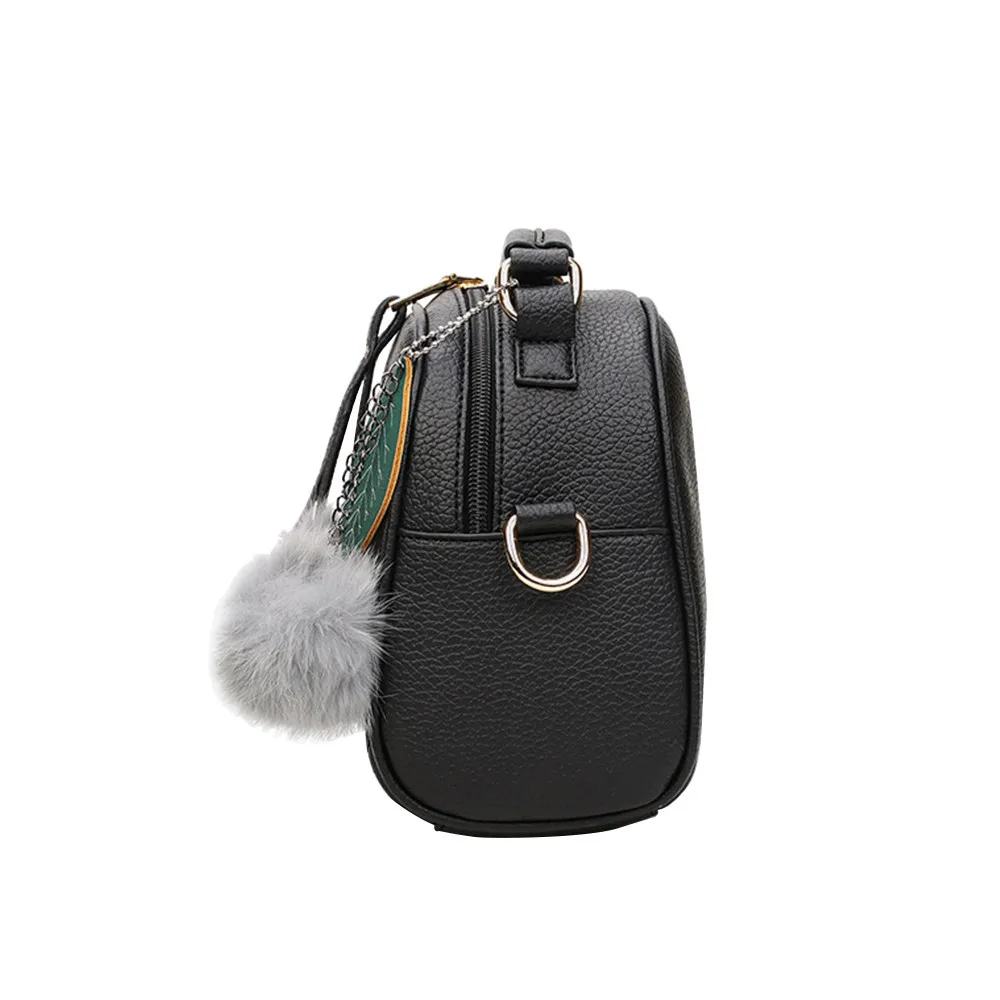 Женская сумка мессенджер из искусственной кожи однотонная с подвеской в виде