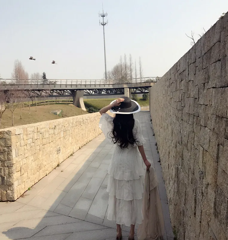 Бесплатная доставка белое модное плиссированное платье с рукавом накидкой