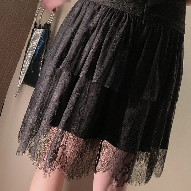 Женское платье с круглым вырезом и открытыми плечами кружевное оборками на лето