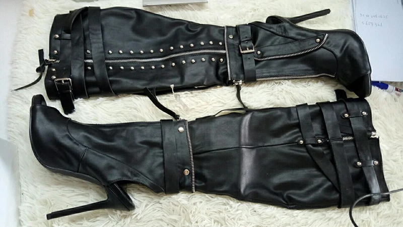 Пикантные черные кожаные женские мотоциклетные сапоги на высоком каблуке до