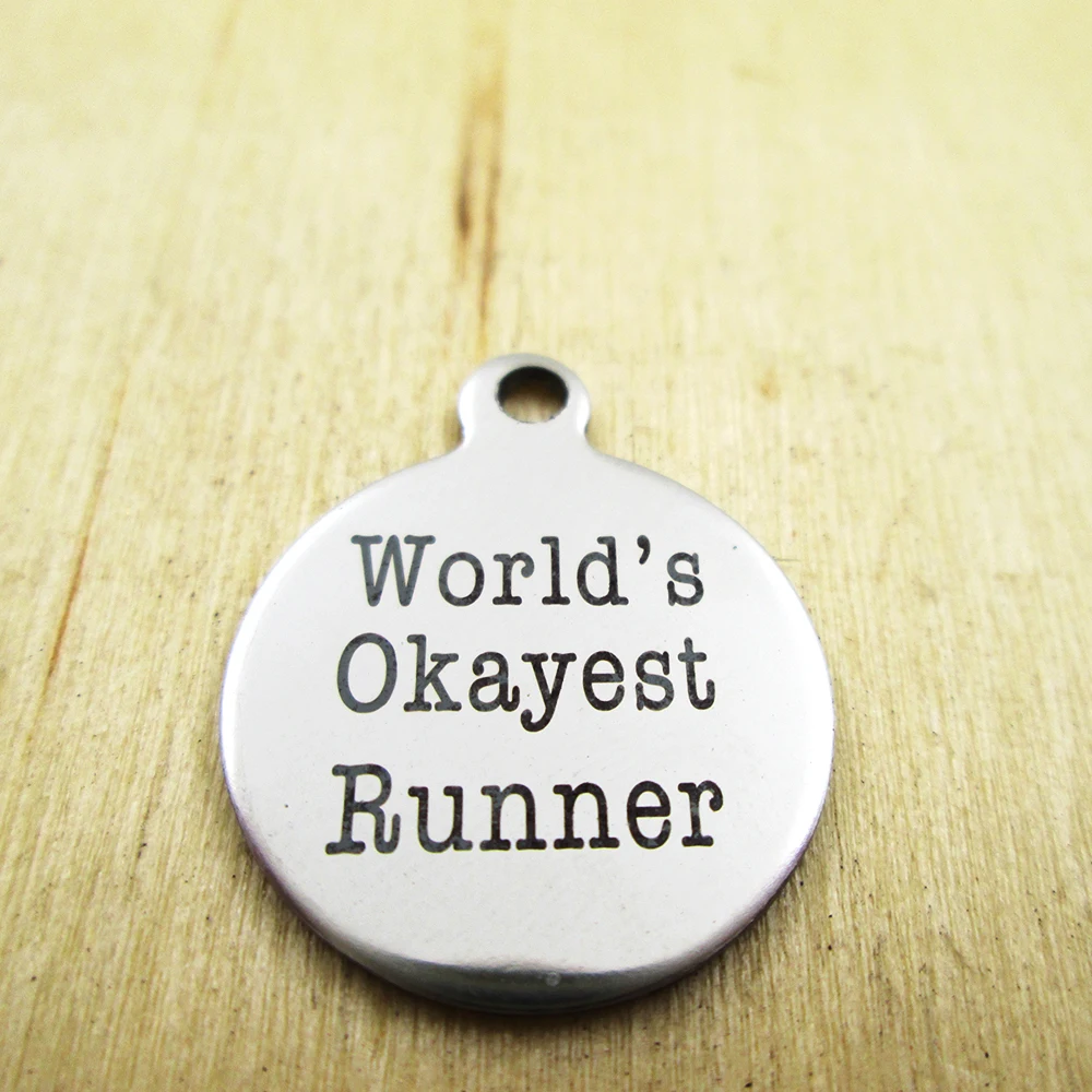 10 шт./партия-World's Okayest Runner подвески из нержавеющей стали с лазерной гравировкой