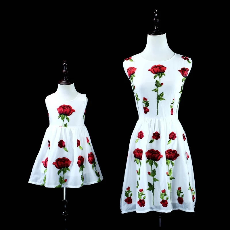 Брендовое Сетчатое пляжное платье emb для мам и девочек с цветами розы семейная