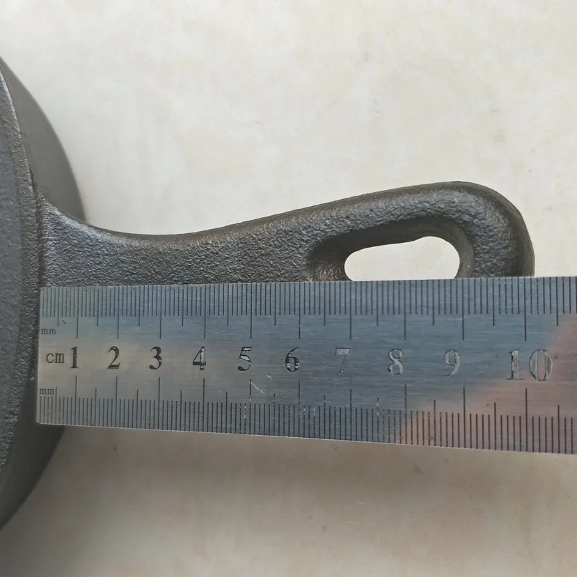 Предварительно приправленная чугунная сковорода 20 см с силиконовой ручкой