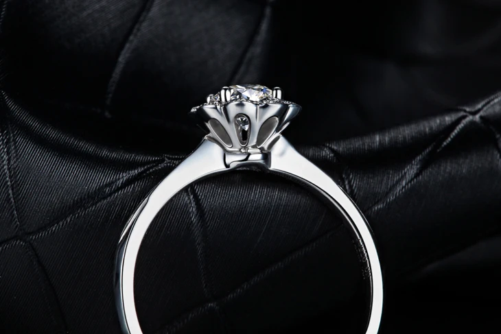 Кольцо обручальное круглое из 18-каратного белого золота с бриллиантами H/ SI 0 24