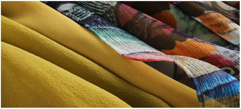 Женское шелковое платье длинное однотонное классическое с принтом журавлей