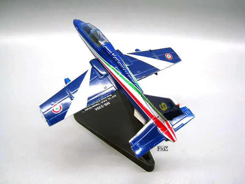 Италия MB 339A P.A.N. 1/100 литье под давлением модель самолета ITALERI |