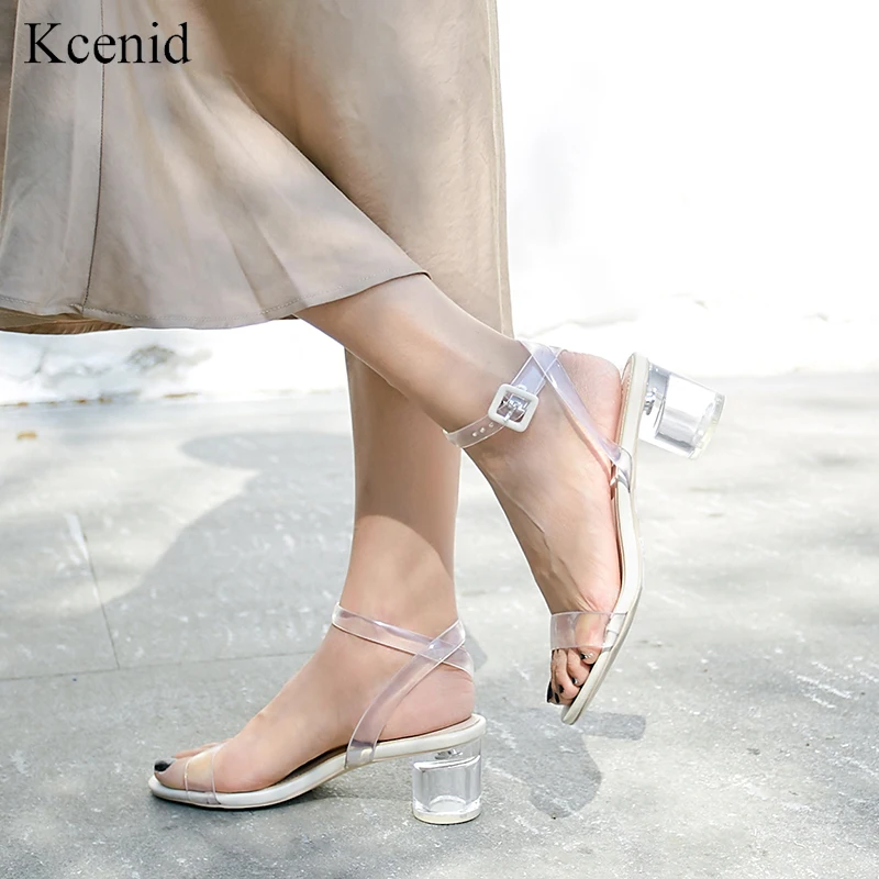 Kcenid пластмассовые прозрачные сандалии с открытым носком на прозрачном каблуке женские прозрачный перспекс обувь с ремешками на лодыжках ясно sandalias, большие размеры 34-43