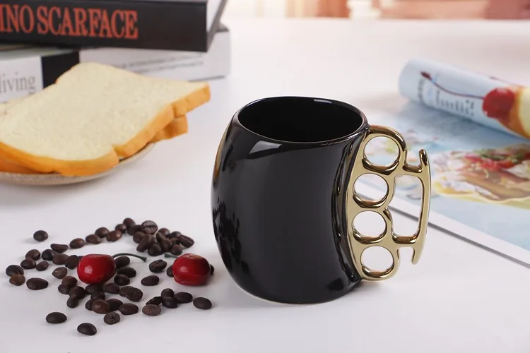 2 24 шт. креативная чашка с кулак портативная кофейная чашка керамическая латунная кружка с костяшками черно-белая Новинка подарки W9771 - Цвет: 2