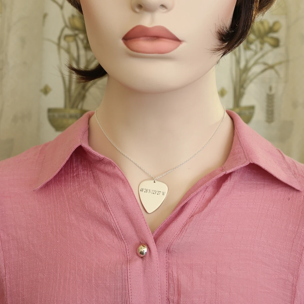 Гравировка долгота Широта Гитара медиатор кулон ожерелье штампованное