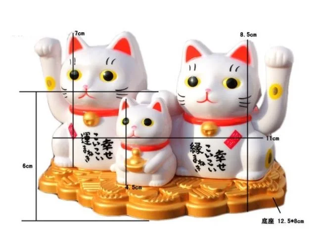 Семейный счастливый кот Манеки Neko на солнечных батареях японское китайское