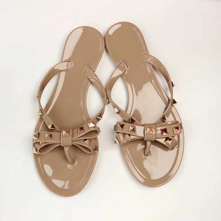 Новые модные женские шлепанцы на плоской подошве с заклепками и бантом летняя