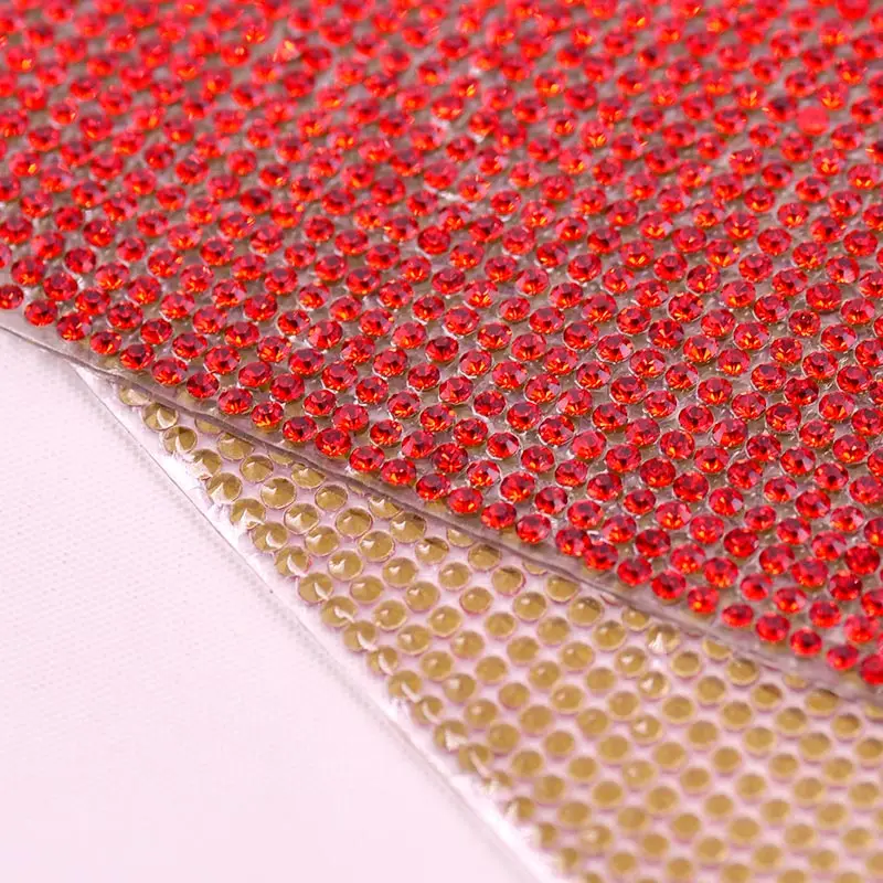 Red JUNAO 24*40 см Горячая фиксация красочные стразы лист ткани стекло кристалл отделка Алмазная сетка стразы аппликации для платья ювелирных изделий - Цвет: Red