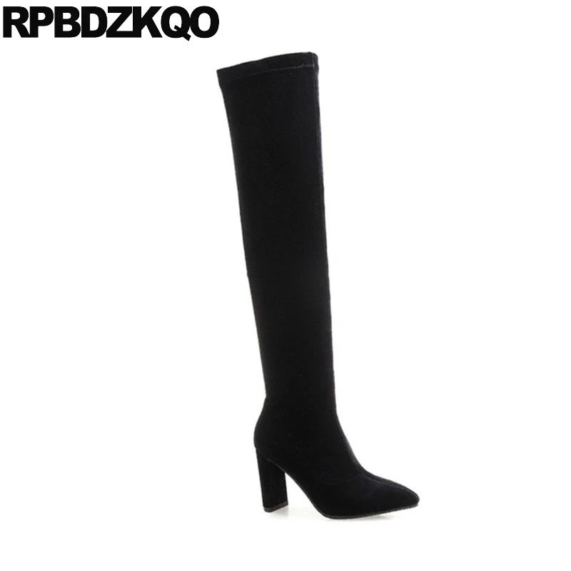 Женские бархатные сапоги выше колена черные облегающие с острым носком высокие