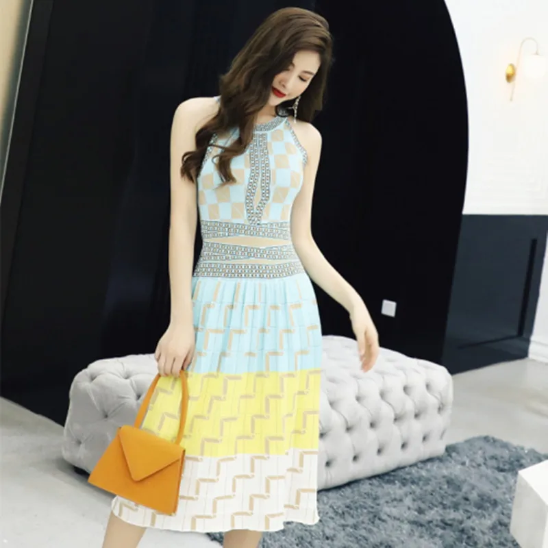 Женское трикотажное платье без рукавов модельное облегающее вечернее с