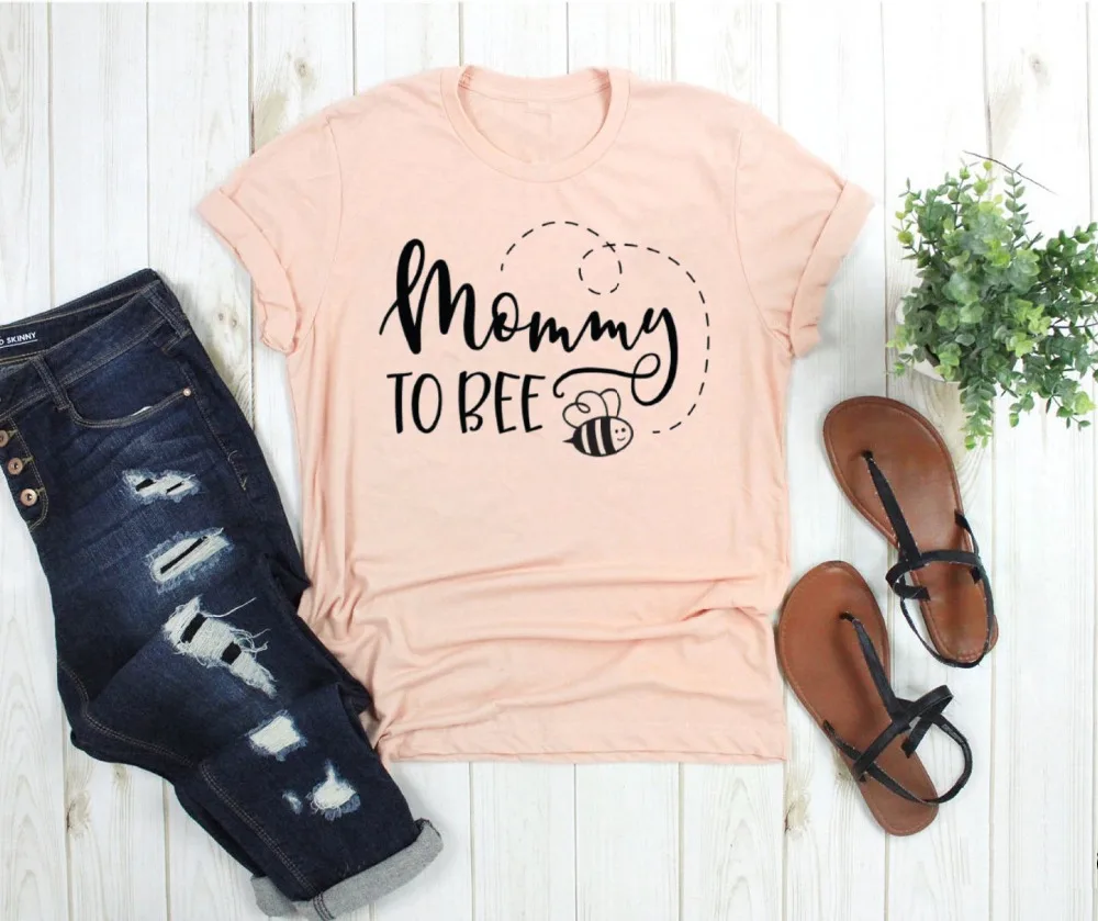 

Футболка с надписью «Mommy to Bee»