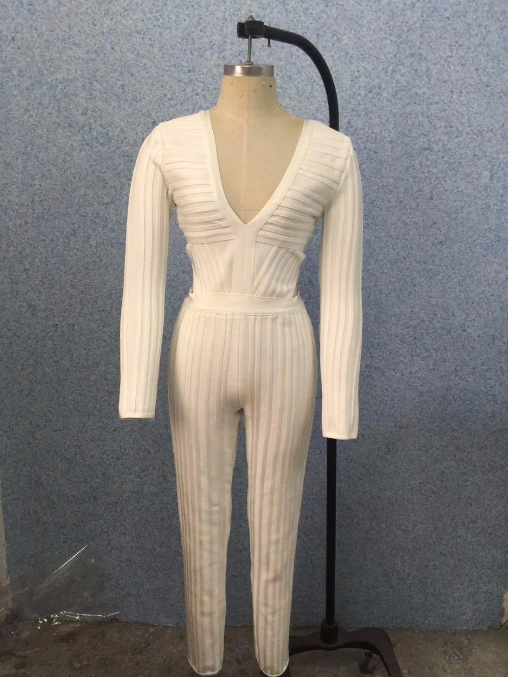 Женский Облегающий комбинезон элегантный белый с длинными рукавами и V-образным