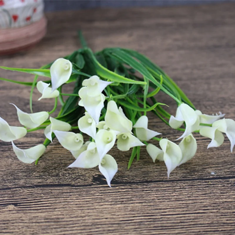 white 1 Bouquet Новые Красивые 25 голов/Букет Мини искусственная Калла с листьями пластиковая искусственная лилия водные растения украшение для дома Комнаты цветок - Цвет: white 1 Bouquet