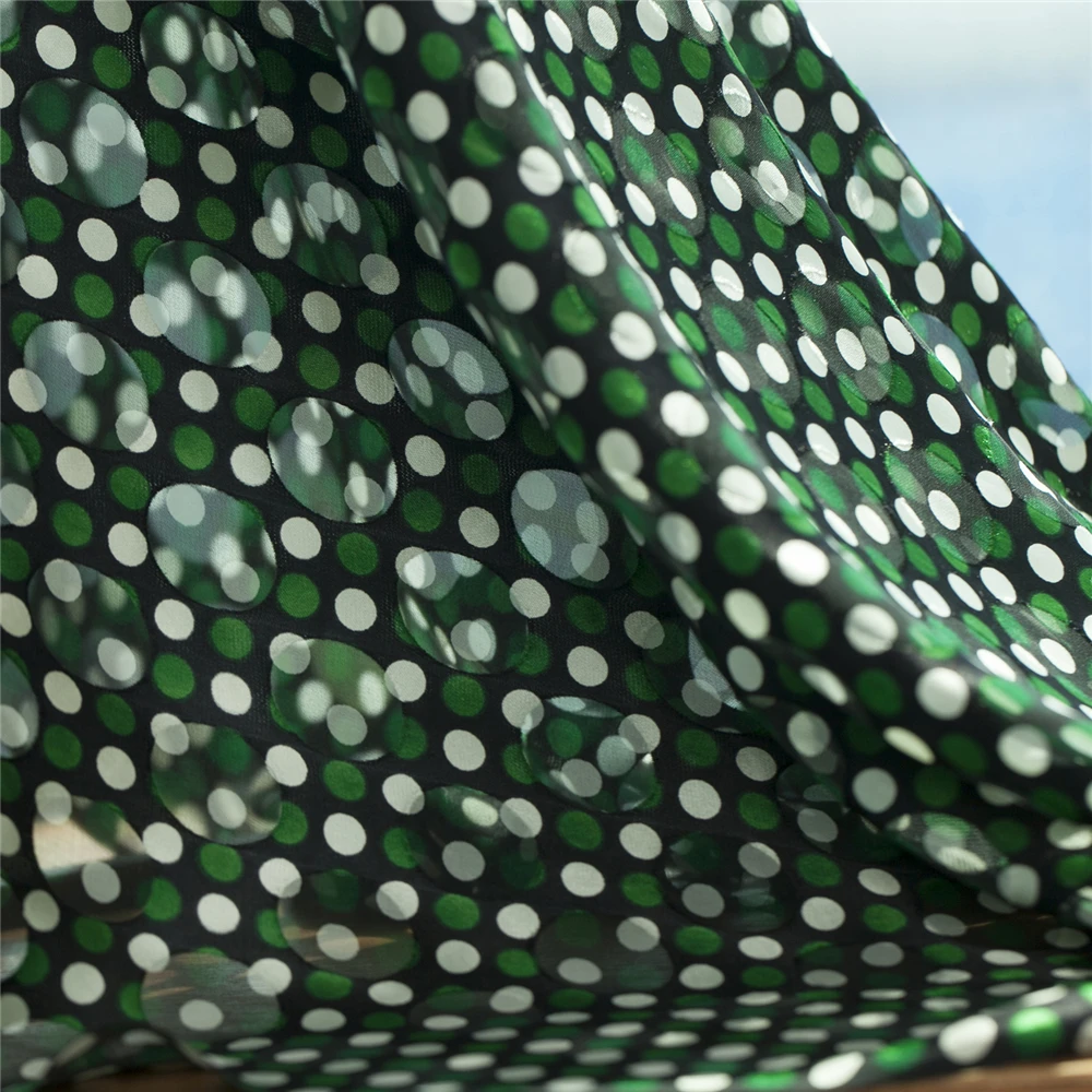 Жаккард Ретро зеленый и белый горошек на черной смесь из шелка льняной атласной
