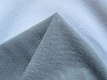 Флисовая ткань серого цвета № 9198 может приклеиваться волшебной лентой набивные