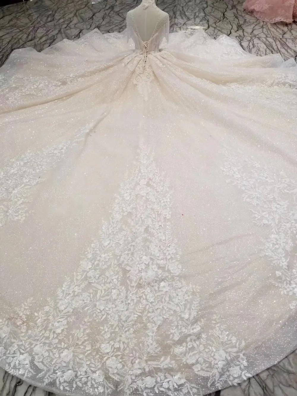 Dolcevita в pizzo lustrini con frange e scollo lupetto abiti da sposa класса люкс и блестящим кружевным верхом