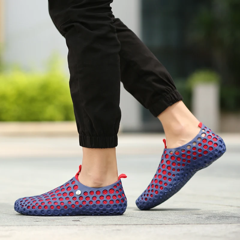 Koovan/Лето 2017 г. Обувь сандалии Любители отверстие Мужские летние полые человека