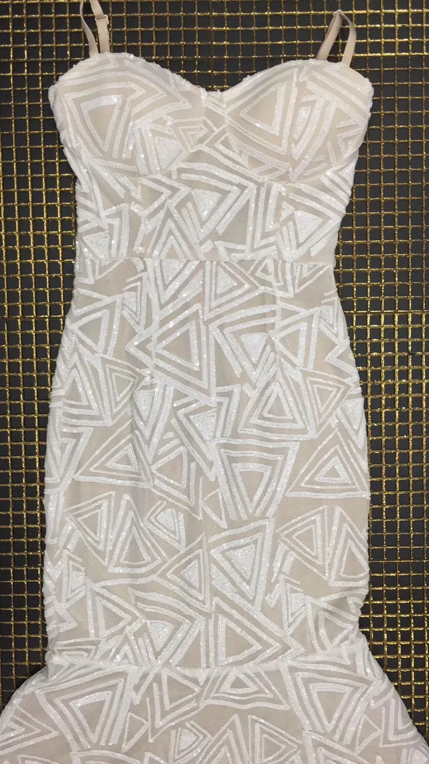 Женское платье без бретелек расшитое блестками с открытой спинкой а-силуэта из