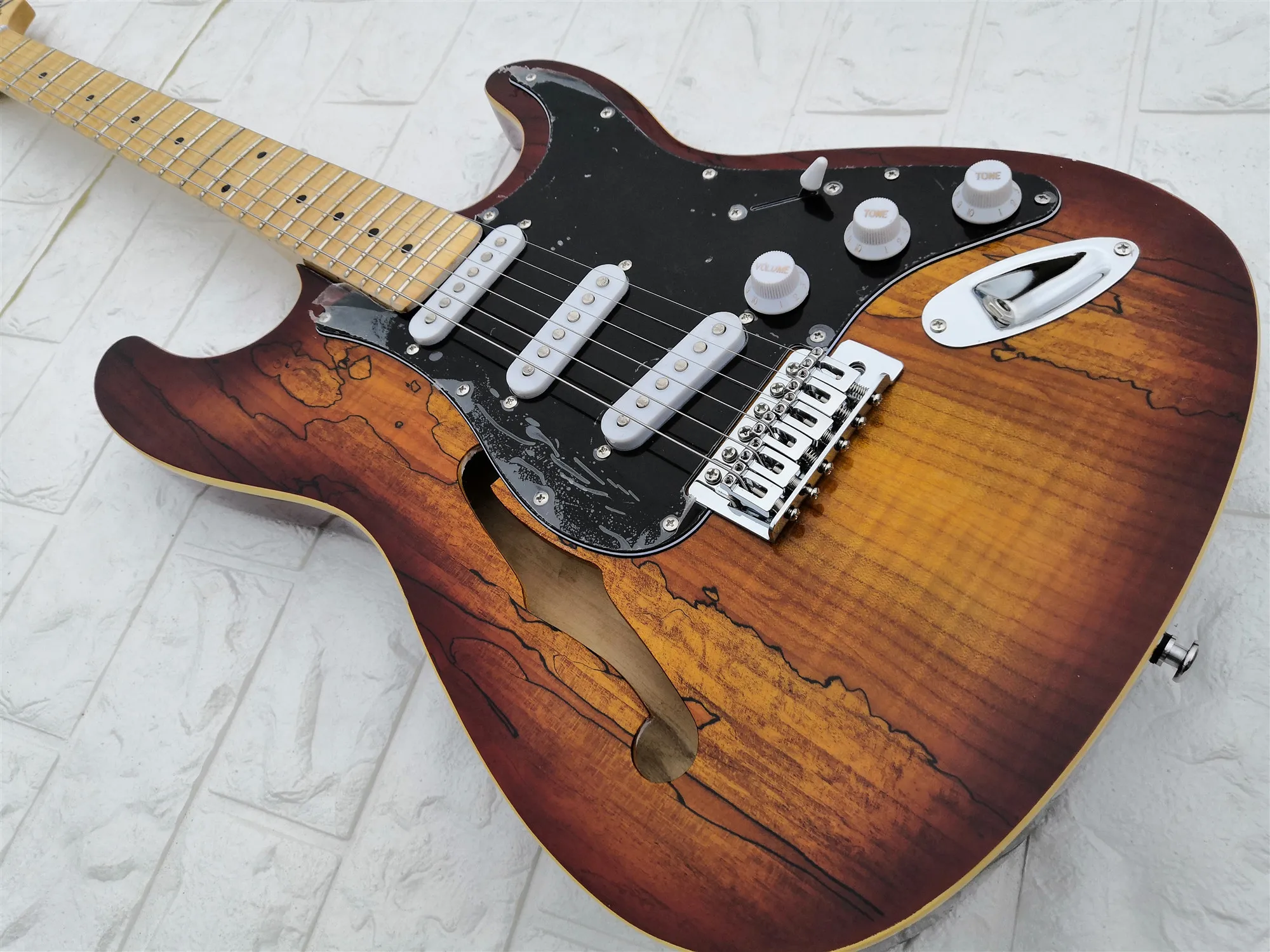 Полу-полые F отверстие str гитары звукосниматели SSS кленовым грифом черная