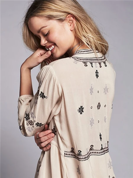 Женское короткое платье с вышивкой в богемном стиле V-образным вырезом и длинными