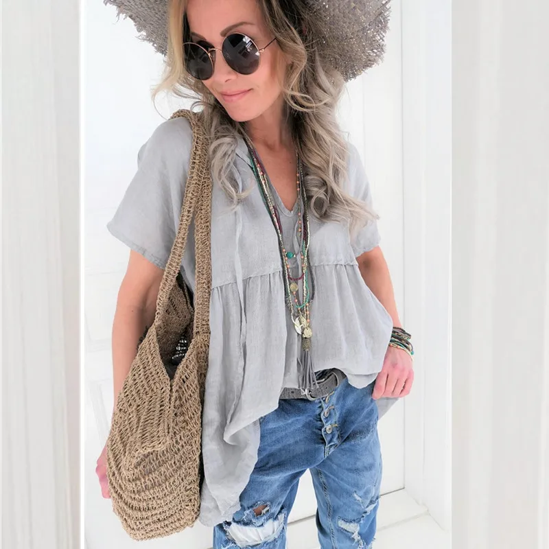 Женская блузка с коротким рукавом и треугольным вырезом однотонная